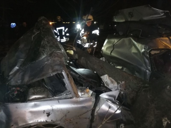 В Краматорске от авто, которое врезалось в дерево, осталась груда металла - водитель погиб 