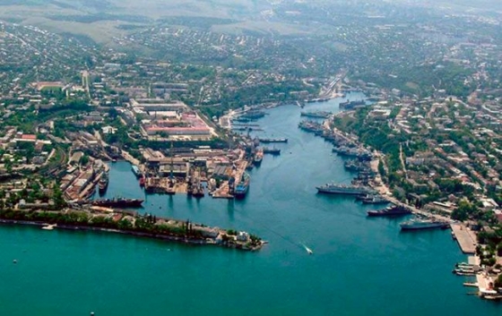 У бухті Севастополя димить російський корабель: що відомо