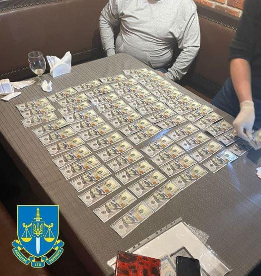10 тыс. долларов за изготовление документов для незаконного пересечения границы. Во Львове задержан мужчина