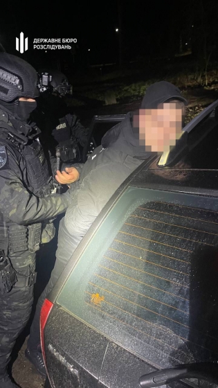 Поліцейські майже рік незаконно вивозили чоловіків за кордон, - ДБР