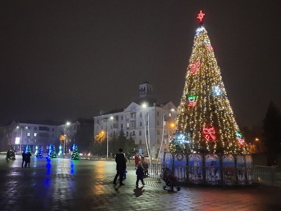 В Краматорске на площади Мира зажглась главная елка города