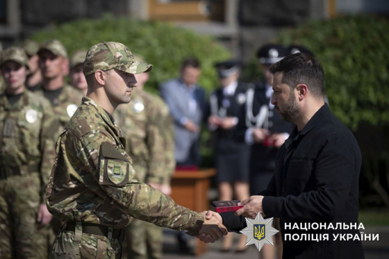 П&#039;ять героїв Донеччини: президент нагородив поліцейських, одного — посмертно