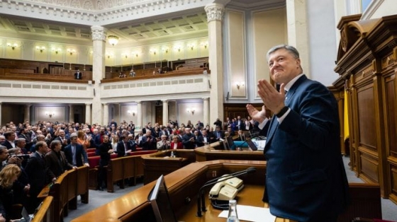Порошенко говорит, что только он приведет Украину в ЕС и НАТО – и это спасет от России