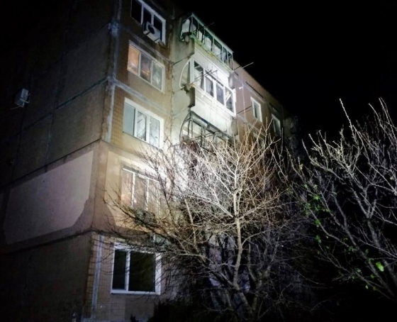 Росіяни вдарили з РСЗВ по Нікополю: пошкоджено будинки, автівки, лінію електропередач
