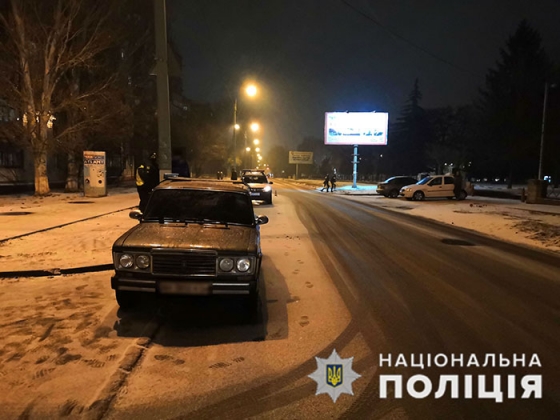 В Краматорске пешеход, поскользнувшись, упал на двигающийся автомобиль