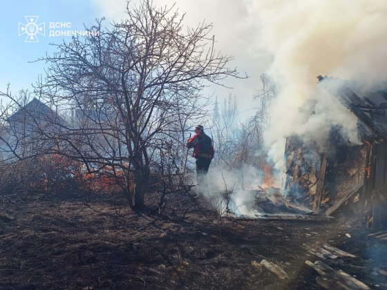 Спалювання сухої трави в Слов’янську призвело до пожежі та загрози житловим спорудам 