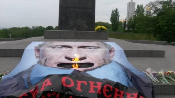 Вечный огонь в Киеве накрыли огромным портретом Путина (видео)