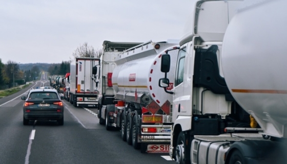 Зі Словаччини в Україну пускають чотири вантажівки на годину - прикордонники
