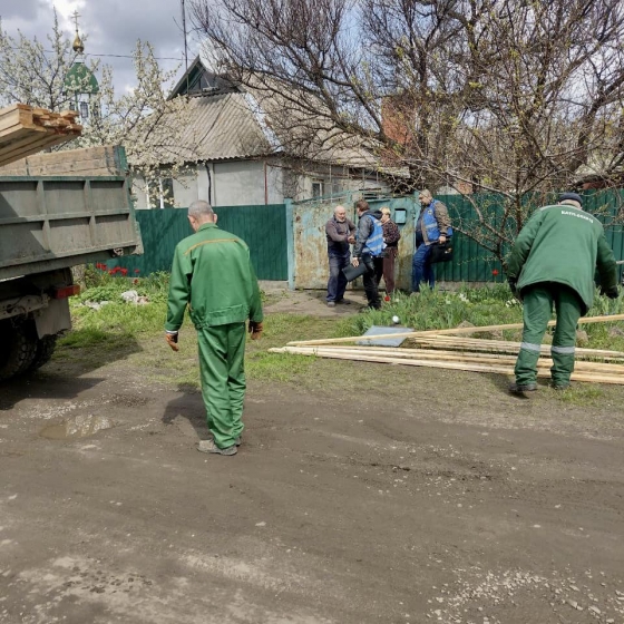 Мешканці Красногірки отримуюють матеріали для ліквідації наслідків ударів, завданих росіянами