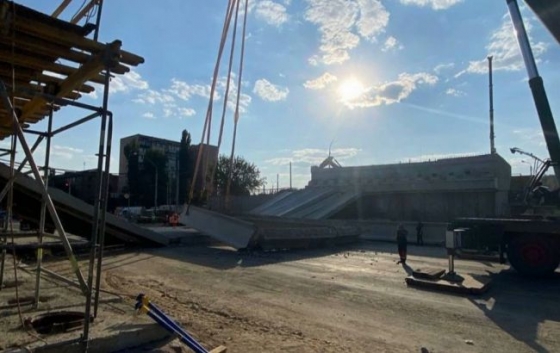 Виконавець ремонту Дегтярівського мосту пояснив, чому впали балки