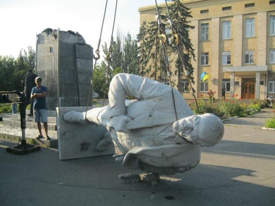 В Геническе снесли памятник Ленину (фото)