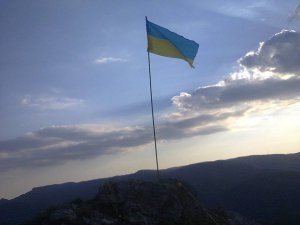 В центре захваченного Луганска активисты вывесили флаг Украины
