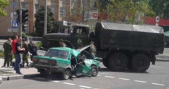 В Донецке легковой автомобиль врезался в грузовик боевиков &quot;ДНР&quot;