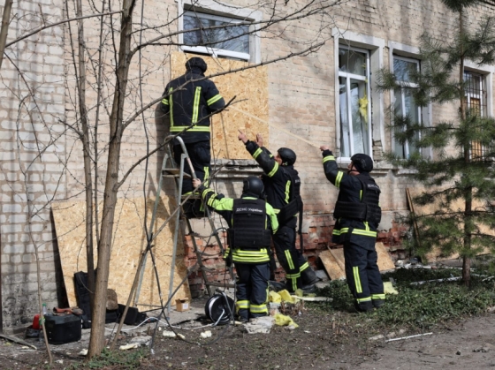 Мешканці Селидового отримують допомогу після російського ракетного обстрілу