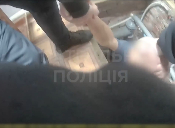 У Краматорську поліцейські врятували чоловіка, який застряг у водопровідній ямі