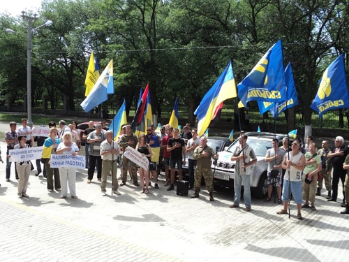  В Краматорске пикетировали суд, где хотел восстановиться в должности уволенный милиционер