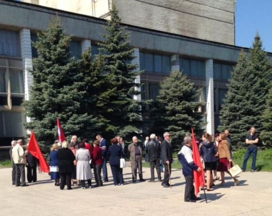 В Константиновке прошел митинг под красными знаменами