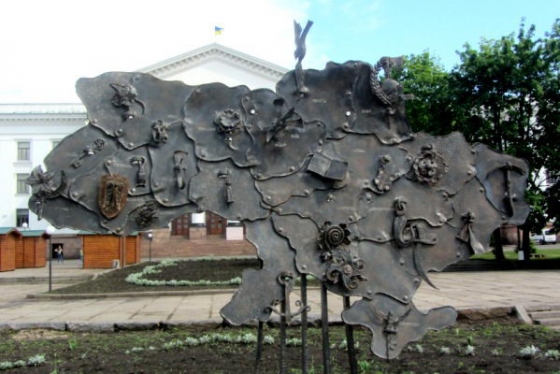 В центре Краматорска установили кованную карту Украины (фото)