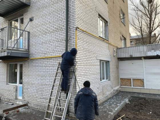 Газовики Слов&#039;янська відновлюють систему газорозподілу на пошкодженому будинку