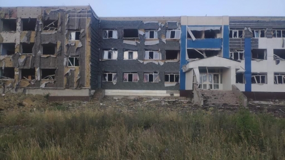 Рашисти обстрілами зруйнували школу у Бахмуті 