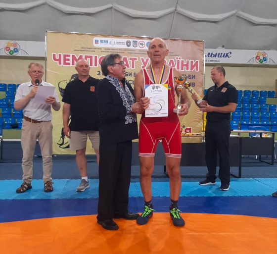 На Чемпіонаті України з греко-римської та вільної боротьби серед ветеранів Краматорську громаду гідно представив Анатолій Сорока