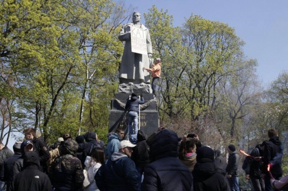 В Киеве на памятник Ватутину повесили табличку «Палач» 