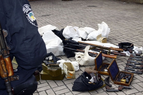 Оперативники совершили вылазу в стан террористов и вывезли из схрона &quot;полиции ДНР&quot; оружие, которое предназначалось для вооружения диверсионно-разведывательных групп противника (фото)
