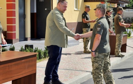 У Дніпрі до Дня міста 32 родини військових отримали ключі від нових квартир