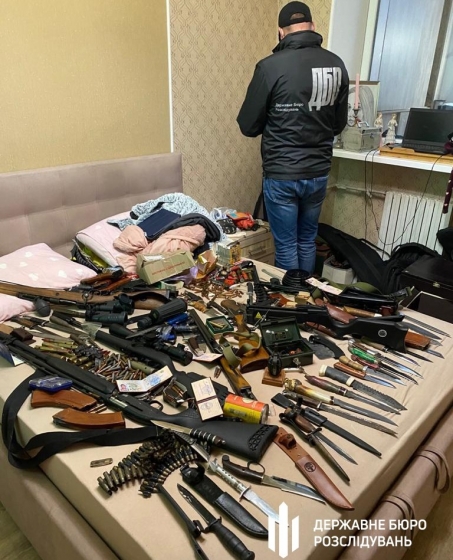 На Донетчине полицейский продавал криминалитету оружие и боеприпасы 
