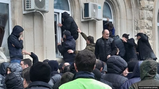 В оккупированной Россией Абхазии протестующие штурмуют &quot;администрацию президента&quot;