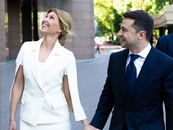 Елена Зеленская завела официальную страничку первой леди Украины в Instagram, опубликовав селфи с супругом