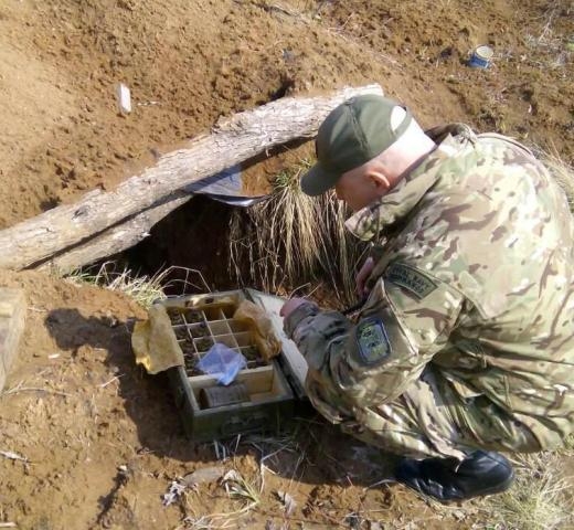Пограничники нашли тайник с боеприпасами недалеко от линии разграничения (фото)