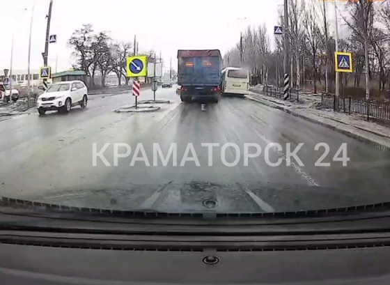 Возле «островка безопасности» на магистральной улице в Краматорске снова произошло ДТП (видео)