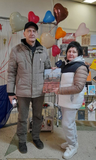 Краєзнавець Віктор Іванов подарував книгу Центральній публічній бібліотеці Краматорська