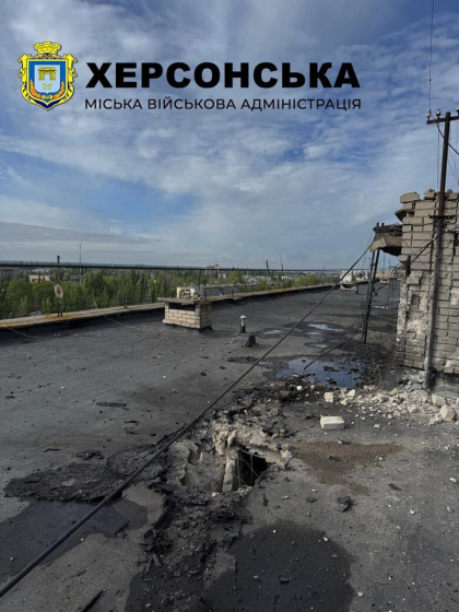 Наслідки вечірнього обстрілу Херсону: пошкоджені багатоповерхівки, є поранений