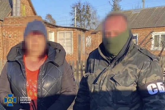 Затримано зрадницю, яка очолила &quot;філію роспошти&quot; під час окупації Ізюму та розсилала населенню пропагандистські газети, - СБУ