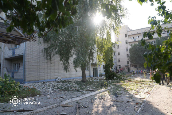 Окупанти обстріляли пансіонат для людей похилого віку в Сумах: є загиблий та 12 постраждалих