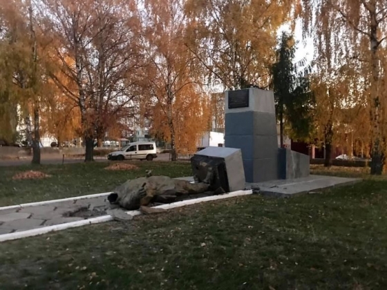 На Полтавщине неизвестные сбросили с постамента памятник Чапаеву и повредили монумент комсомольцам, - полиция