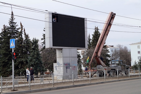 В центре Краматорска начался демонтаж рекламного телеэкрана