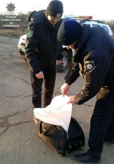 У краматорчан нашли 2 шприца и сомнительный багаж 