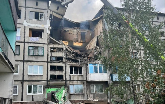 Дрон росіян влучив у п’ятиповерхівку на Донеччині