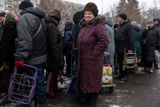 Ніна Бугакова, 67 років, у черзі на реєстрацію за гуманітарною допомогою