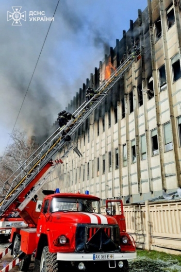 Обстріл Харкова: рятувальники показали фото з місця гасіння масштабної пожежі