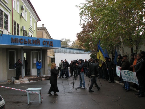 Шахтеры &quot;Краснолиманской&quot; пикетируют суд в Краматорске