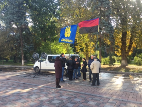 Под Радой уже собираются противники принятия двух законопроектов по Донбассу 