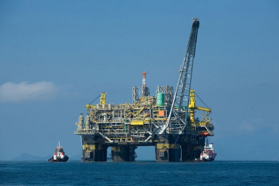 Нефть упала на повышении запасов в США 