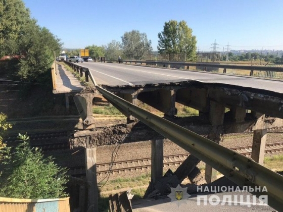 В Харькове обвалился автомобильный мост, пострадавших нет, - Нацполиция