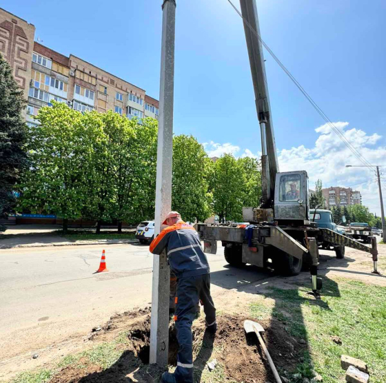 У Краматорську комунальники продовжують дбати за системою вуличного освітлення 