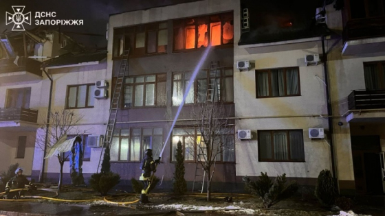 Росіяни влучили по багатоповерхівці у Запоріжжі: що відомо про наслідки на ранок