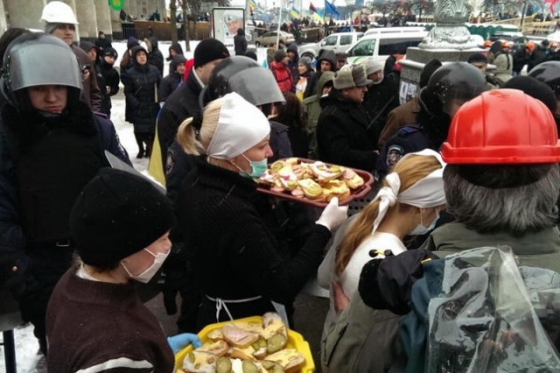 За дымовой завесой показного патриотизма распознается лицемерие власть имущих
